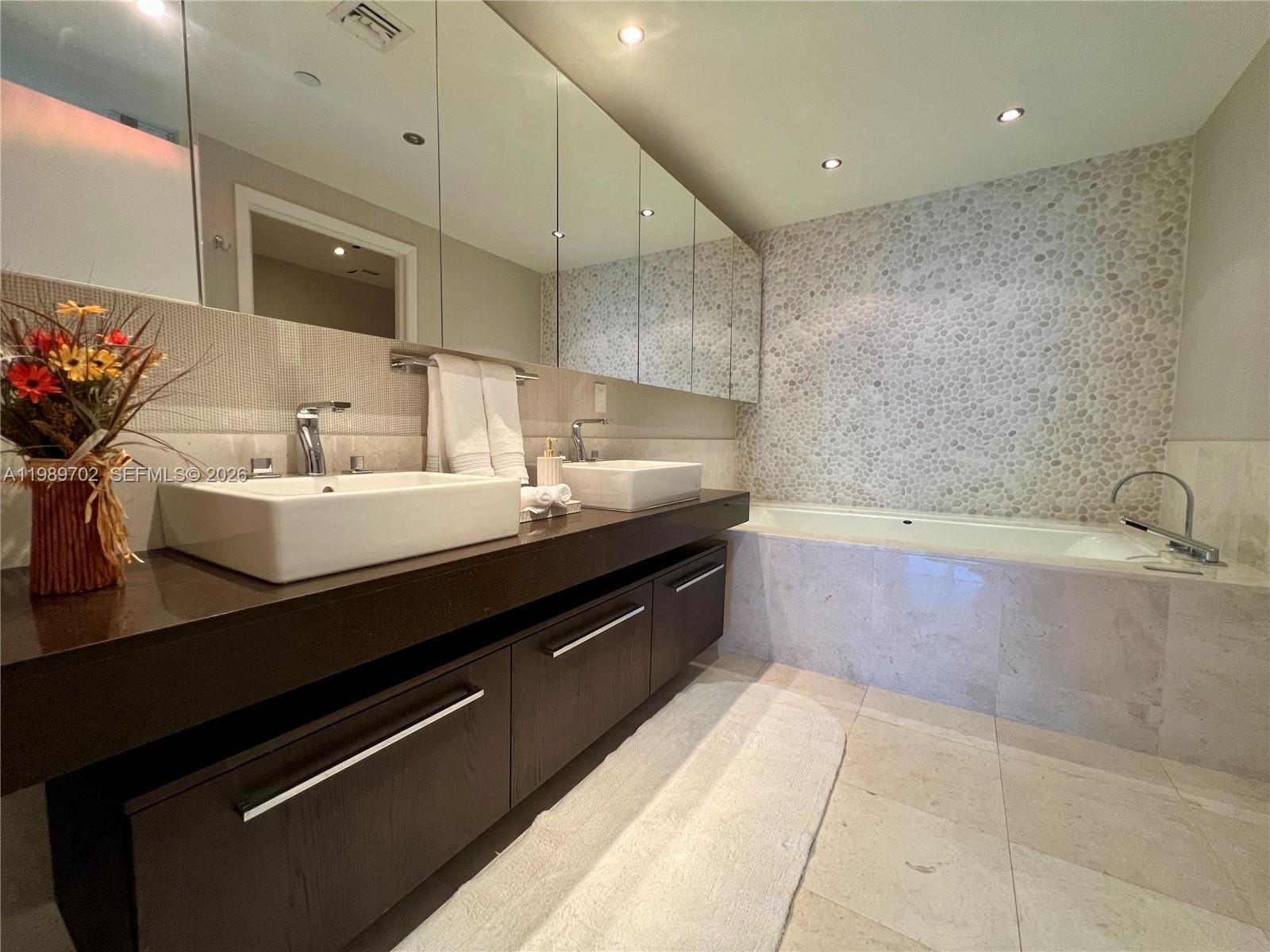 Building Photo - 17121 Collins Ave