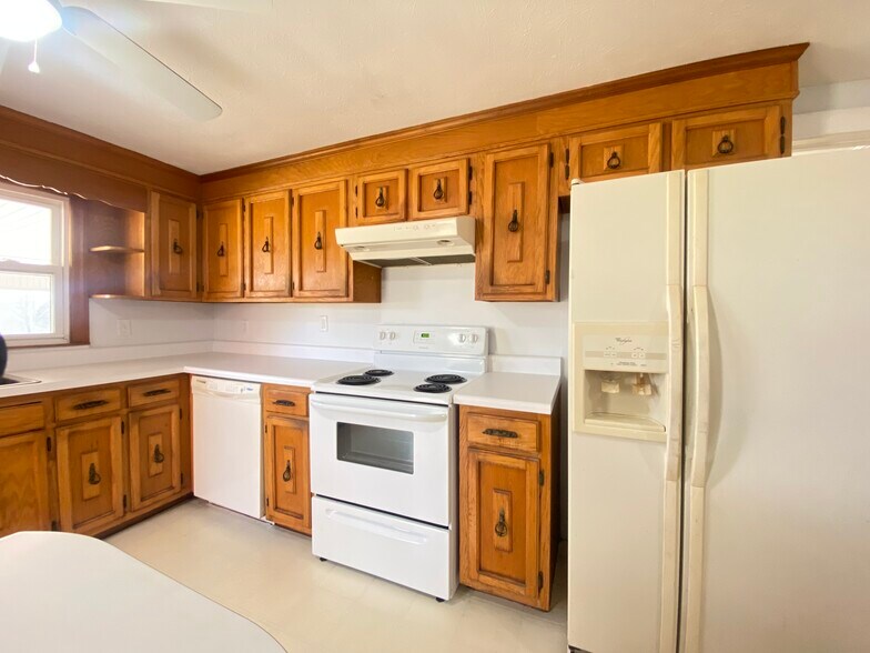 Kitchen - 7440 Mount Herman Rd