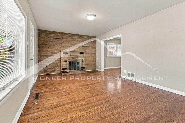 Building Photo - Spacious Home with Central AC and Washer/Dryer