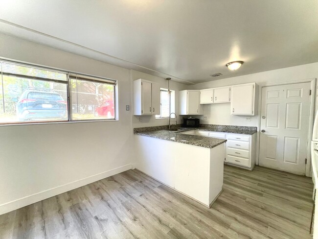 Building Photo - Newly Remodeled 1-Bedroom Apartment– Must ...