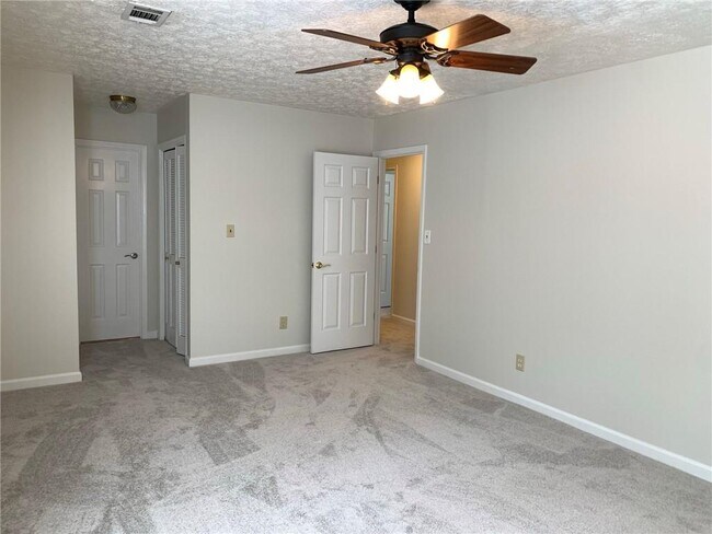 Building Photo - 4536 Woodlawn Lake Dr