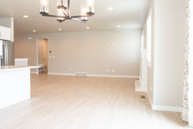 Building Photo - Modern Farmhouse Rambler – 7 Bed, 4 Bath –...