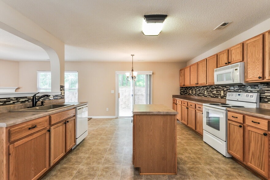Building Photo - 205 Brookhaven Dr