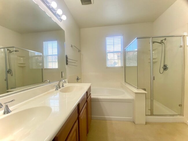 Building Photo - Beautiful 3-Bedroom Townhome in Private Ga...