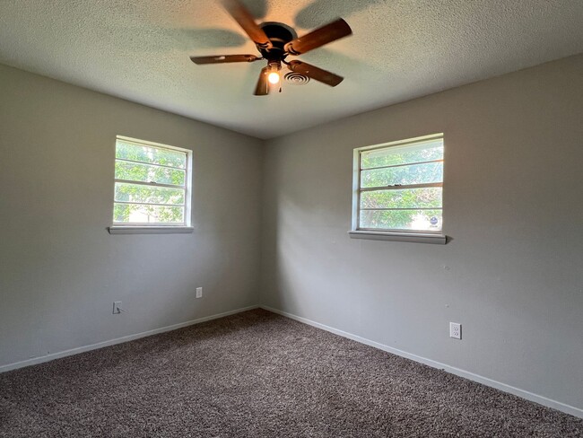 Building Photo - 3313 SW Salinas- AVAILABLE NOW!
