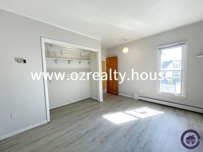 Building Photo - 215 E Reed Ave