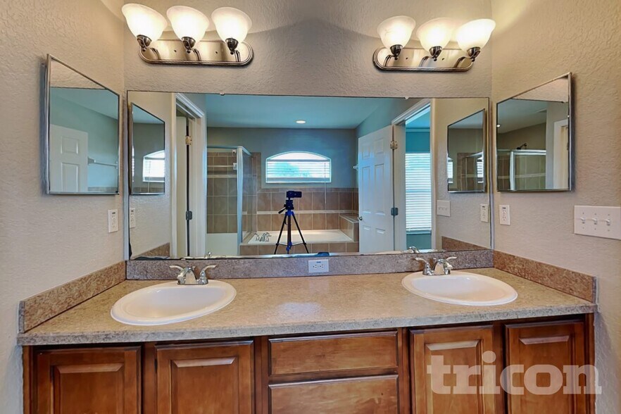 Building Photo - 3256 Enclave Blvd