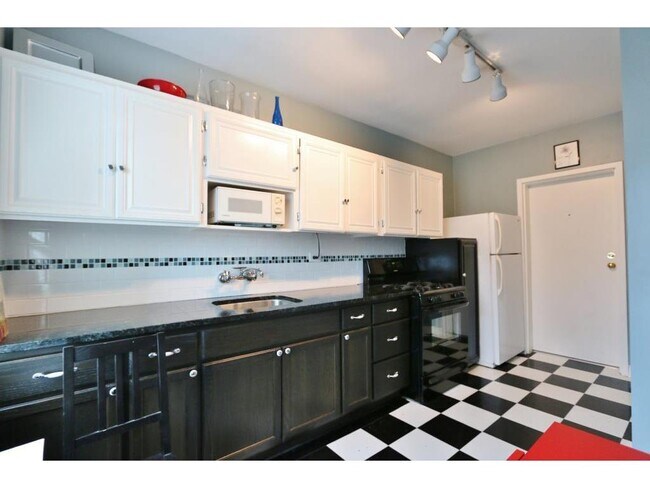 Building Photo - 3124 W Bde Maka Ska Blvd