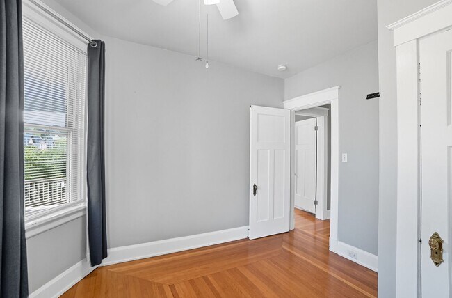Building Photo - 6 Bed/3 Bath Remodeled Hyde Park Home w/Ce...
