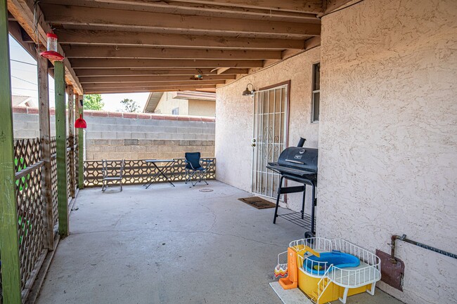 Building Photo - 4 Bedroom 2 Bathroom