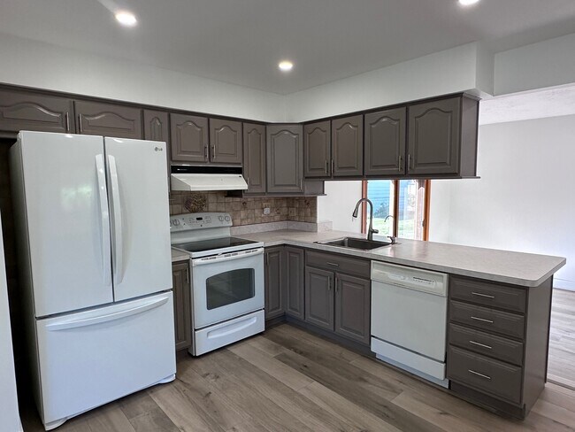 Building Photo - 2843 Teasdale Dr