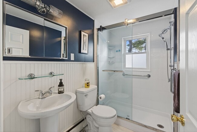 Building Photo - 3BR Cape Available 2/1