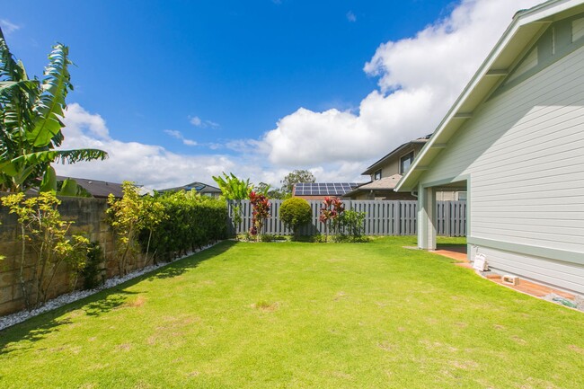 Building Photo - BACK ON MARKET**Single level spacious home...