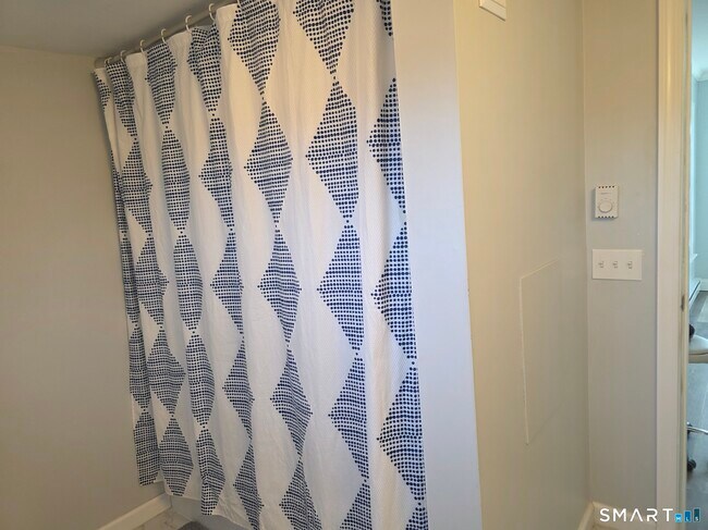 Building Photo - 73 Meridian St