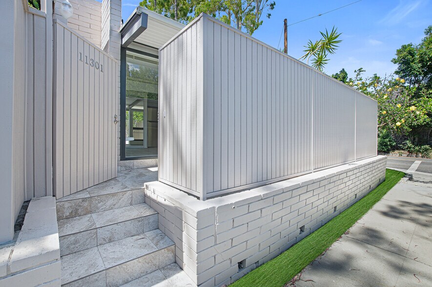 Entrance - 11301 Gladwin St