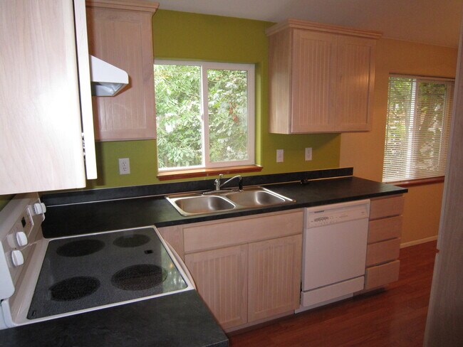 Building Photo - One Bedroom Apartment Above House, Close to Downtown