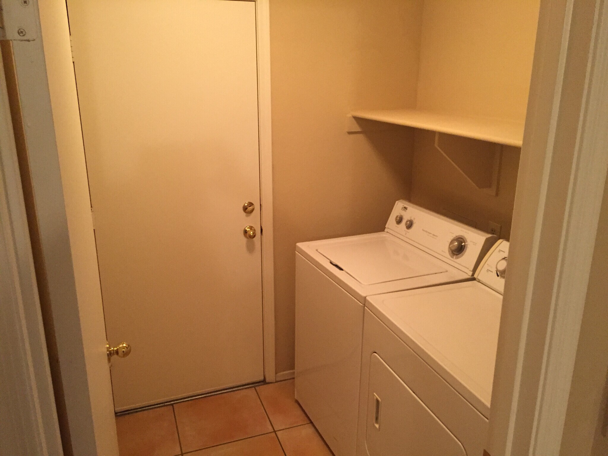 Building Photo - 741 W Hackamore St