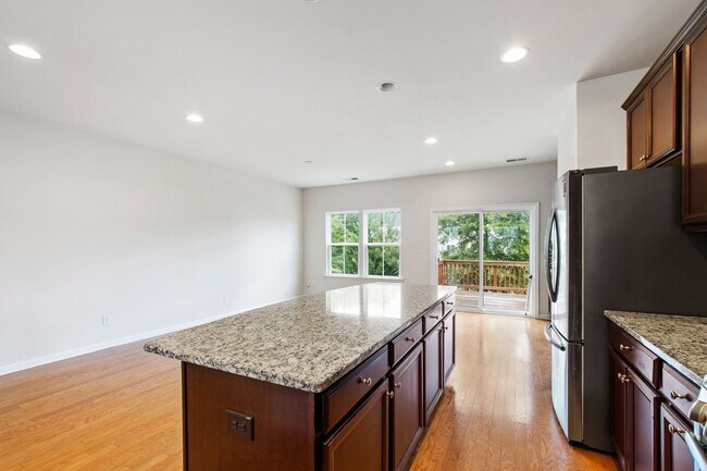 Building Photo - Beautifully Maintained 4BR/3.5BA End-Unit Townhome in Twin Lakes