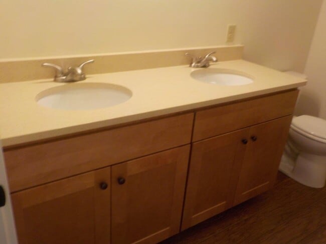 Building Photo - 3 Bedroom, 3 1/2 Bathroom Townhouse on Easterly Parkway