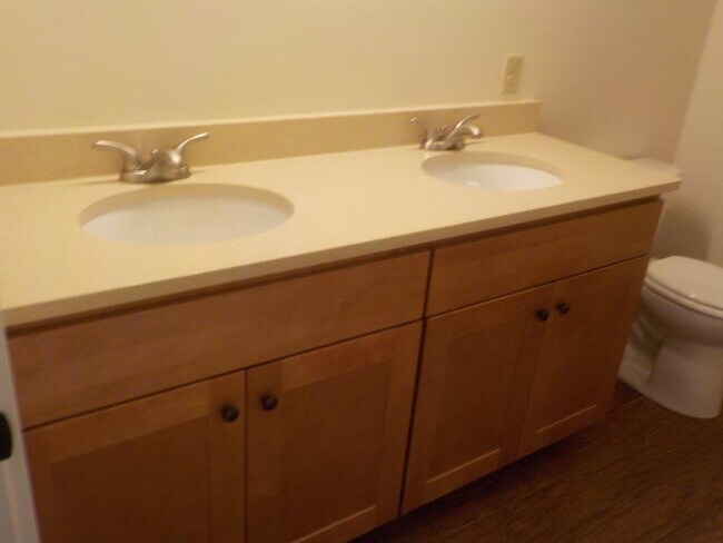 Building Photo - Spacious 3-Bed, 3.5-Bath Townhouse on East...