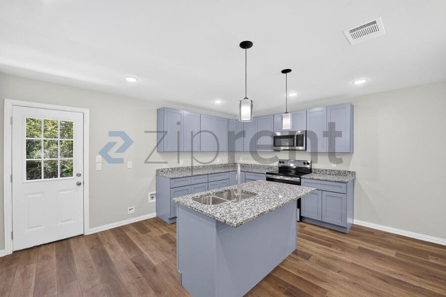 Building Photo - Unit A