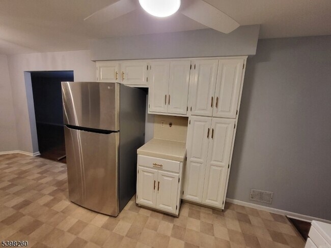 Building Photo - 736 William St