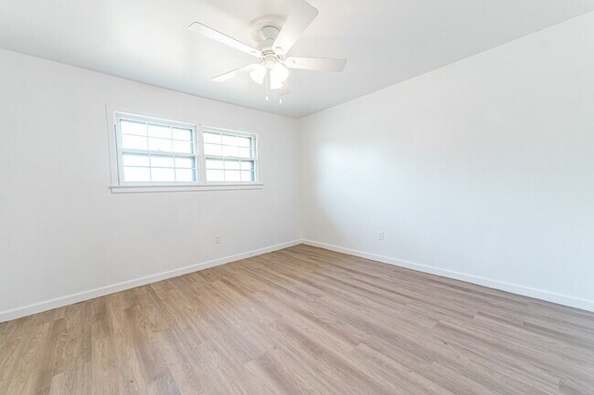 Building Photo - Spacious 3/2 with 2 Living Areas!