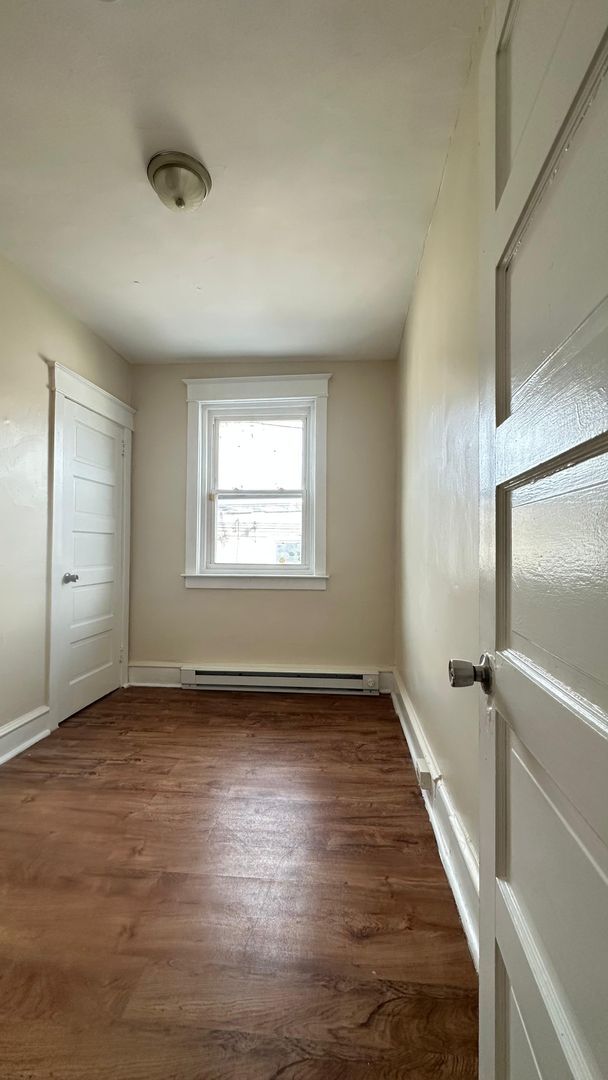 Building Photo - Desirable Property - Oak Lane