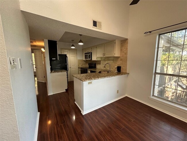 Building Photo - 3809 Spicewood Springs Rd