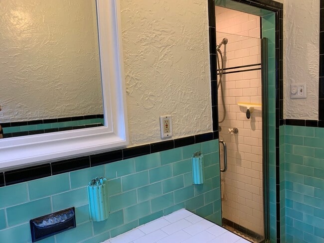 Building Photo - 3 Bedroom, hardwood floors, garage, A/C, Solar