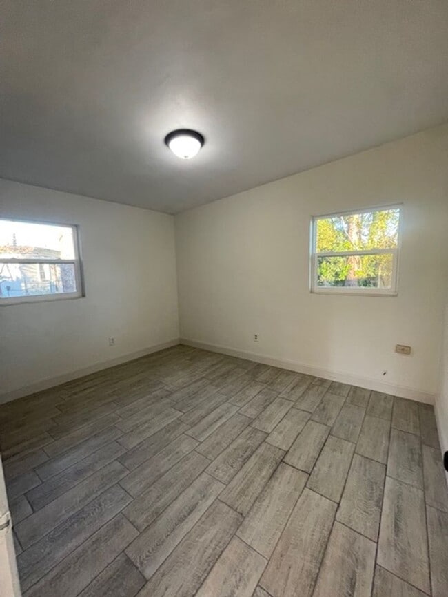 Building Photo - 2 Bed 1 Bath Home | Pet Friendly | Washer Dryer Hook Ups | Section 8 Welcome