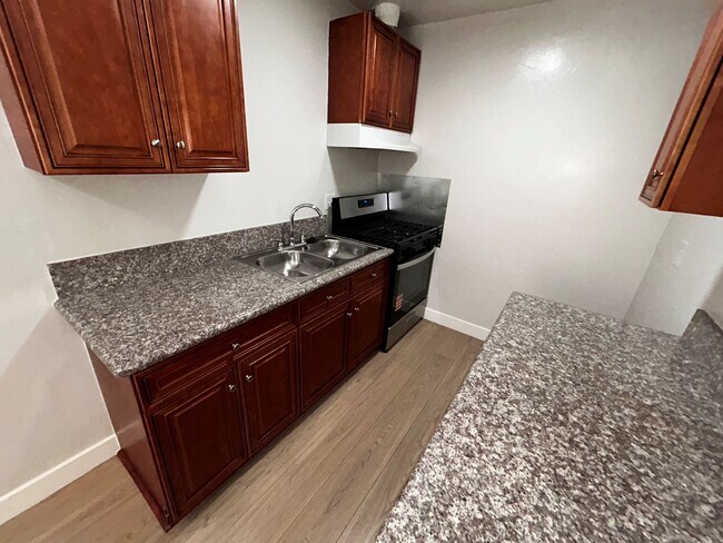 Building Photo - 916 S Manhattan Pl