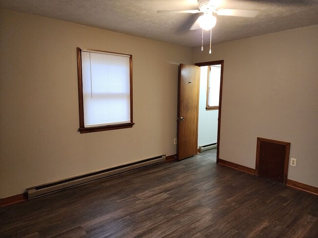 Building Photo - 3 Bedroom 1.5 Bath Rancher in Henrico County!