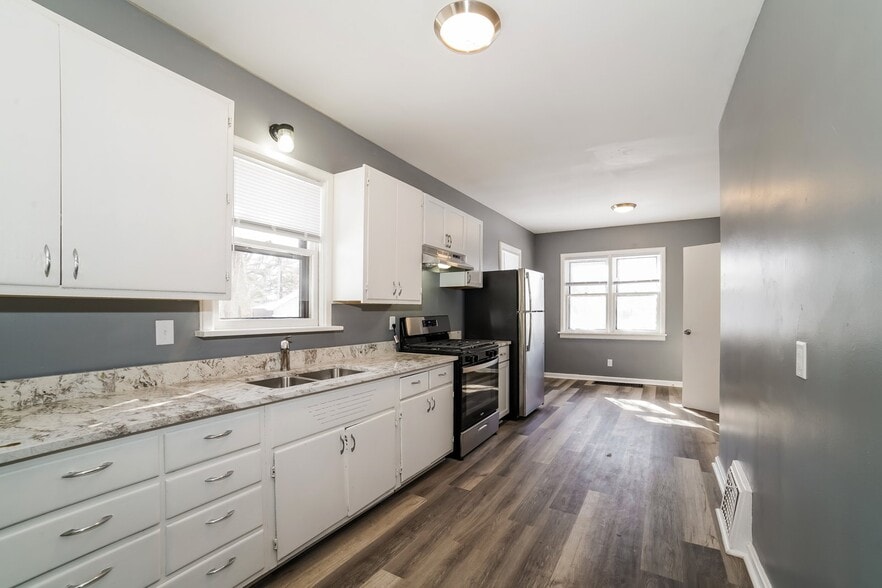 Building Photo - 204 E Thrush Ave