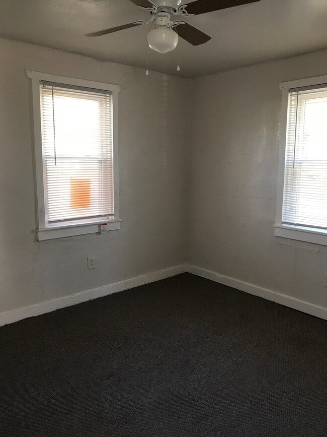 Building Photo - 2 BR 1 Bath