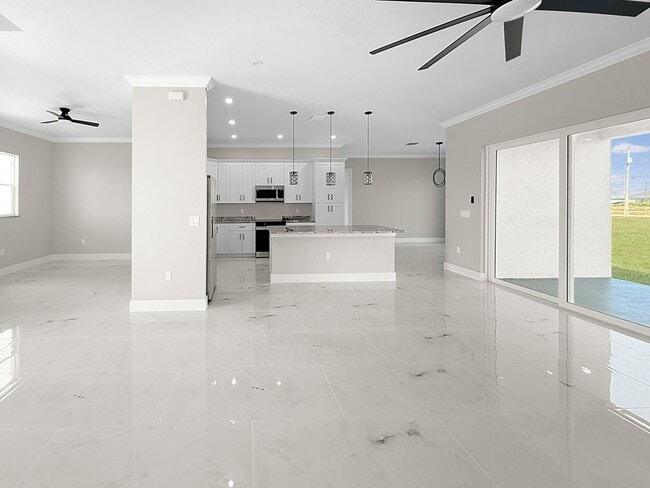 Building Photo - 303 NW 26th Ave