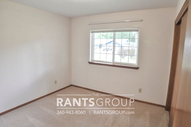 Building Photo - Beautiful Home in Tumwater on 1/2 acre!
