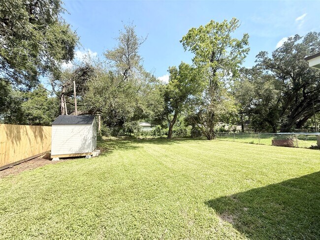 Building Photo - 318 Caladium St