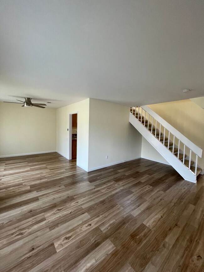 Building Photo - Terrific 3Br/2.5Ba Townhome in Scripp Ranch
