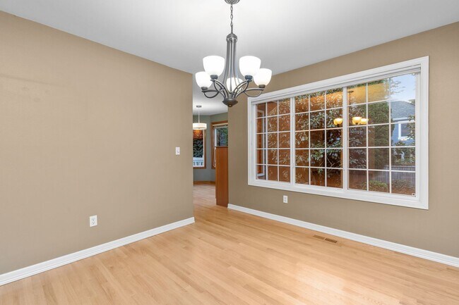 Building Photo - Spacious 4 bed/2.5 bath in Kirkland