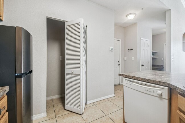 Building Photo - Elegant 1-Bedroom Condo with Lakeside Views in Resort-Style Community