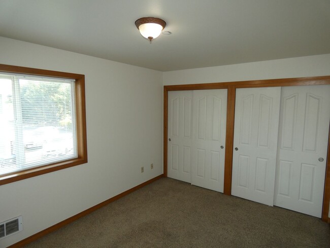 Building Photo - APPLICATION PENDING - Quiet living close t...