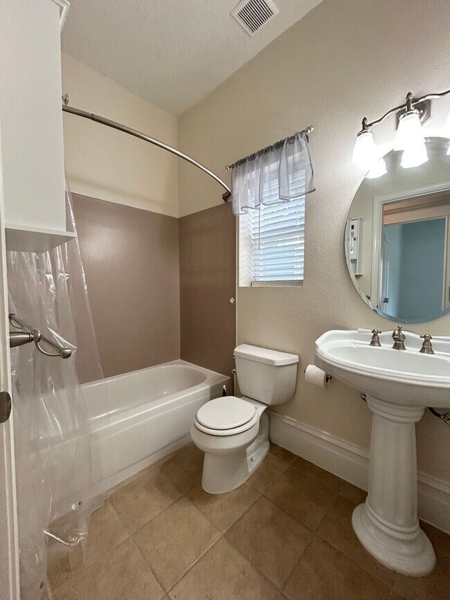 Building Photo - Gorgeous 5 bedroom 3 bathroom Home In Eagle