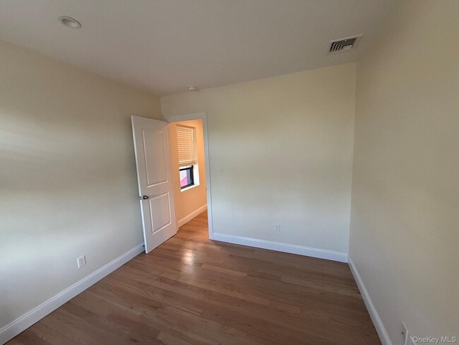 Building Photo - 610 Jericho Tpke