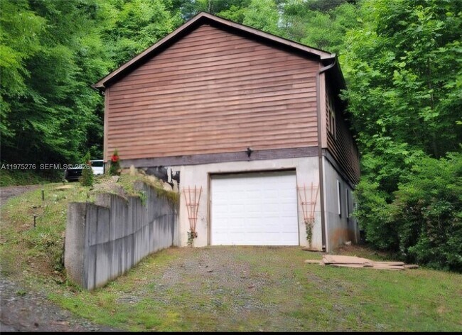 Building Photo - 320 Moss Hill Rd