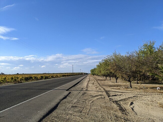 Building Photo - Large custom rural home offering wonderful...
