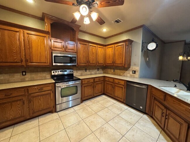 Building Photo - Stunning 3 bed in immaculate community, NO...