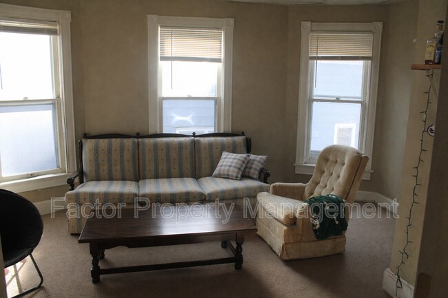 Building Photo - 328 N 6th St