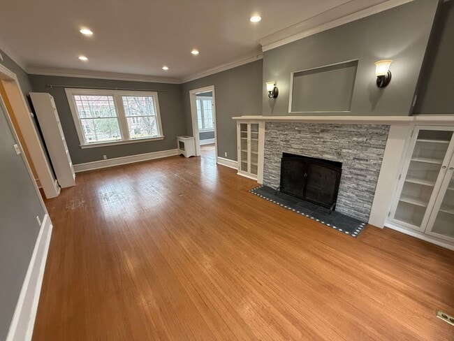 Building Photo - 4 bedroom, 2bath