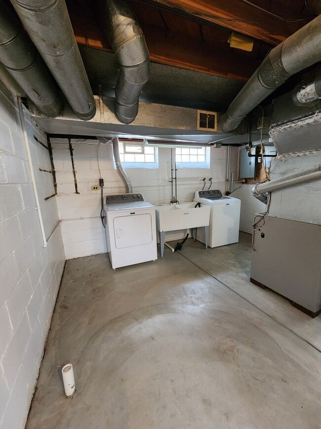 Building Photo - Beautiful 3 Bedroom Home For Rent